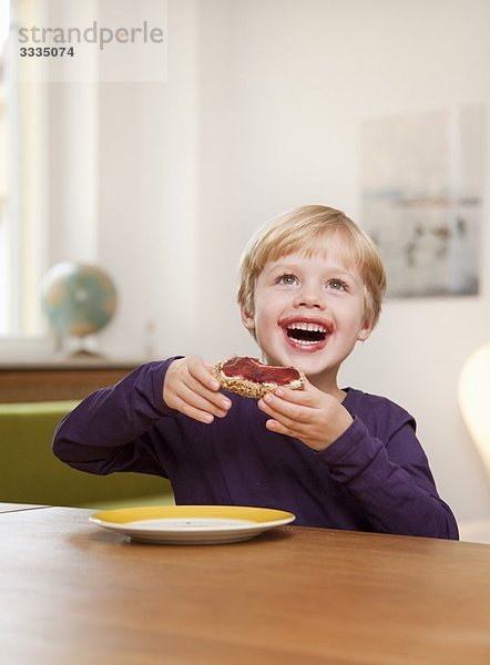 Junge isst Brötchen