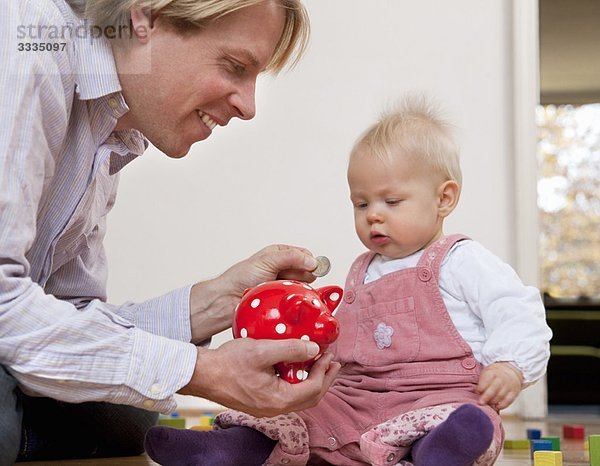 Vater spart für Baby