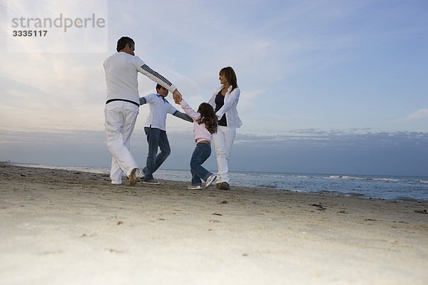 Familie am Strand.