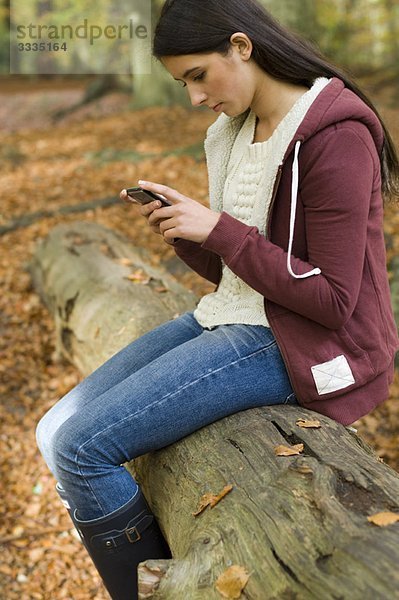 Mädchen am Telefon im Logbuch