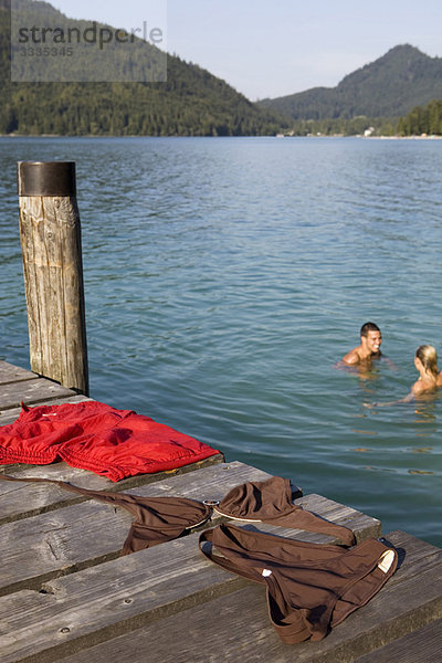 Ein Paar  das nackt in einem See badet.