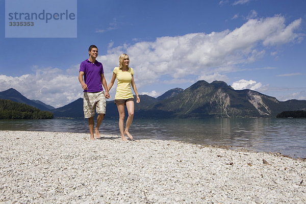 Ein junges Paar beim Spaziergang am See