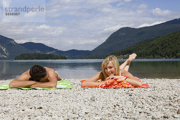 Ein junges Paar entspannt am See