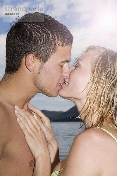 Ein junges Paar  das sich küsst.