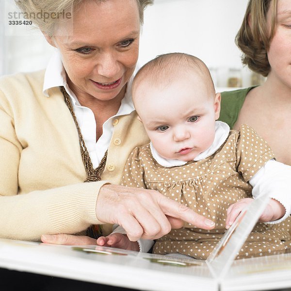 Großmutter und Baby-Lesebuch