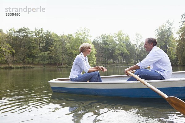 Mittelalterliches Paar im Ruderboot