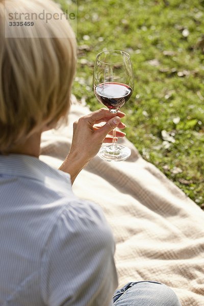 Frau mit einem Glas Wein