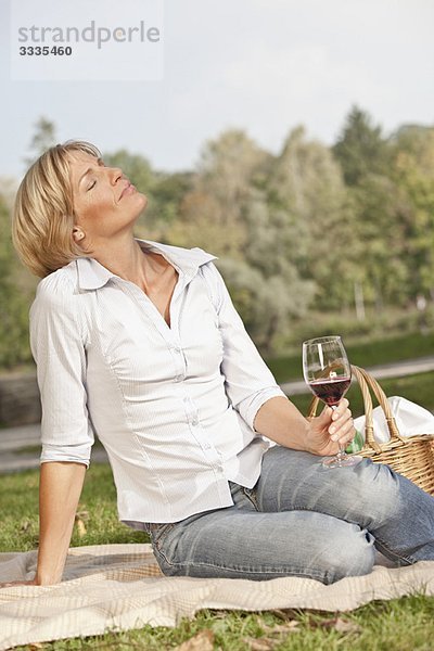 Frau mit einem Glas Wein