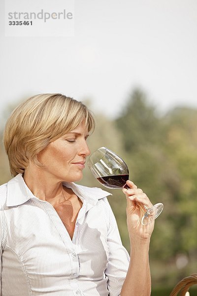 Frau mit einem Glas Wein