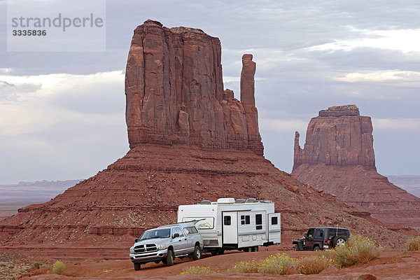 Geländewagen und Wohnmobil vor einer Felsformation  Monument Valley  Utah  USA