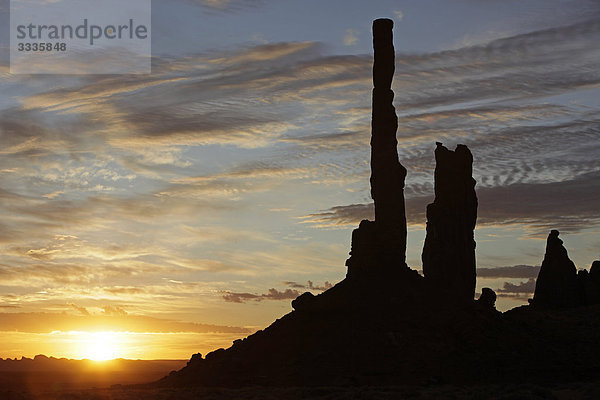 Totem Pole Monument bei Sonnenuntergang  Monument Valley  Utah  USA
