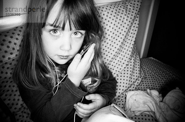 Kleines Mädchen Blick in die Kamera und das hören zu iPod  Otterburn Park  Québec