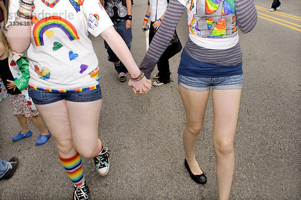 Zwei Homosexuell Frauen Hände  Rechte marschieren in Gay Parade  Durham (North Carolina)