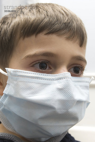 Junge mit medizinischen-Maske  Virusinfektion  Montreal Quebec zu verhindern