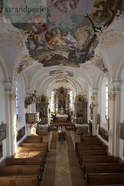 Innenraum einer Kirche  Irschenberg  Deutschland  Erhöhte Ansicht