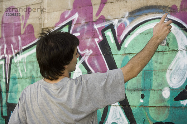 Junger Mann Sprühbild Graffiti Wandbild