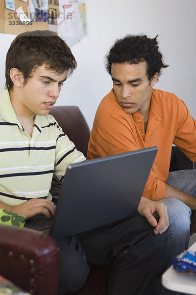 College-Studenten  die mit Laptop-Computern zusammenarbeiten