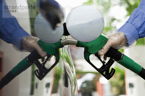 Betankungsfahrzeug an der Tankstelle