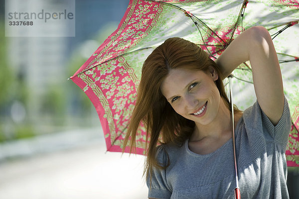 Junge Frau mit Sonnenschirm