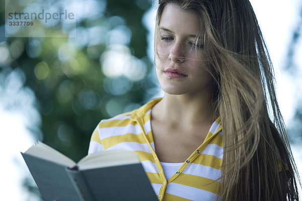 Junge Frau beim Lesen