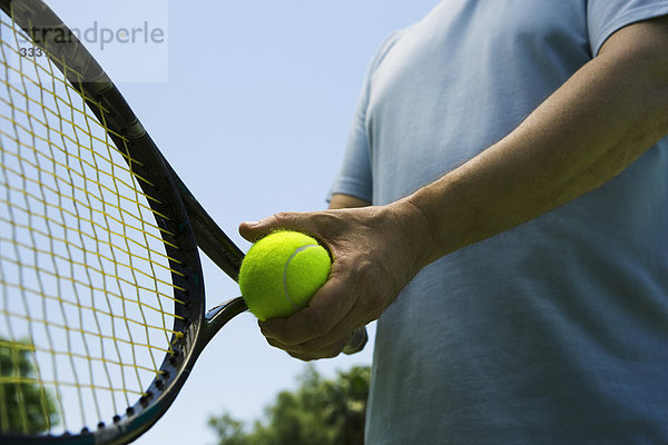 Tennisspieler  der sich zum Aufschlag vorbereitet  beschnitten