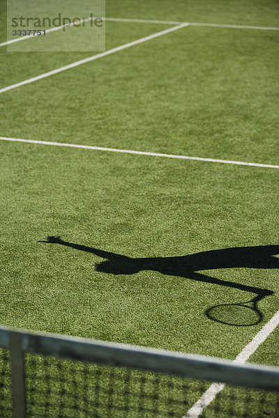 Schatten eines Tennisspielers beim Servieren