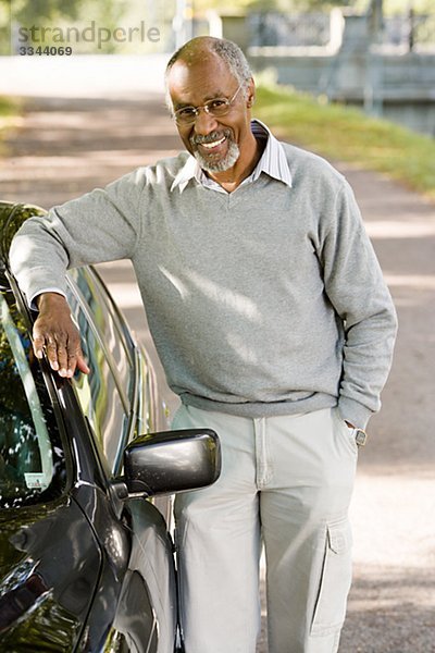 älterer Mann von einem schwarzen Auto  Schweden.