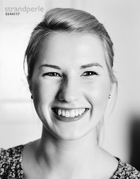 Portrait einer lächelnden jungen Frau  Schweden.