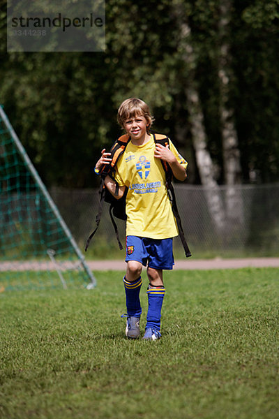 Junge überquert ein Fußballfeld  Schweden.