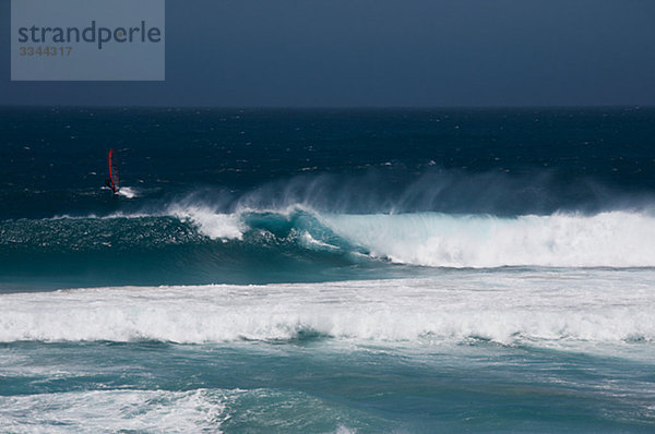 Surfer auf einem stürmischen See  Südafrika.
