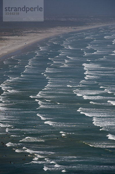 Wellen von einem Strand  Kapstadt  Südafrika.