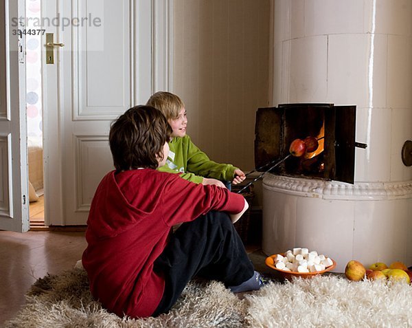 Zwei jungen verbringen Zeit in einem Wohnzimmer  Schweden.