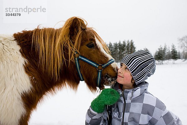 Junge mit einem Pferd  Schweden.