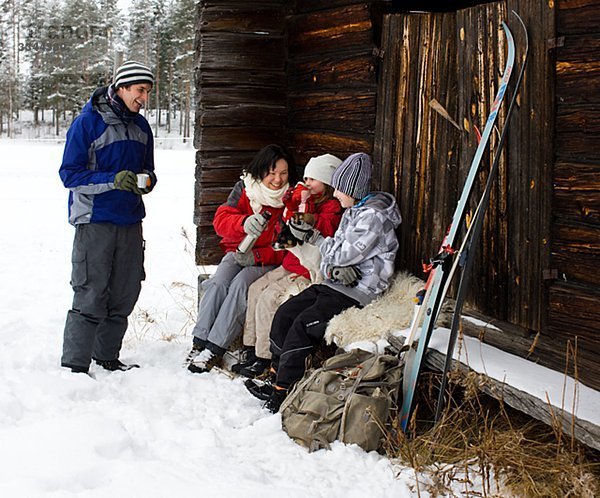Familie nehmen eine Pause von einer Berghütte  Schweden.