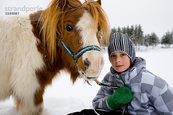 Junge mit einem Pferd  Schweden.