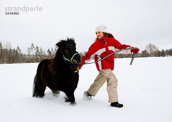 Girl playing with ihre Shetlandpony  Schweden.