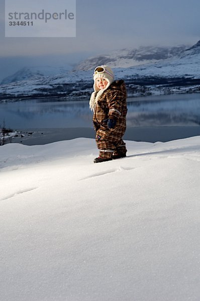Little Mädchen vor einem winterlichen Berglandschaft  Schweden.