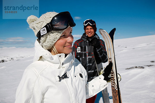 Junge Mann und Frau Skifahren  Schweden.