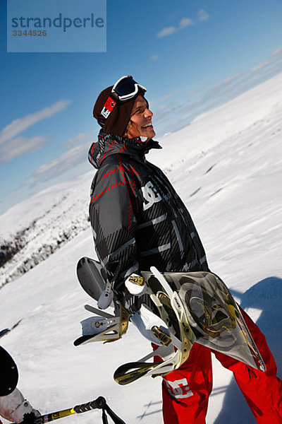 Mann mit einem Snowboard  Schweden.