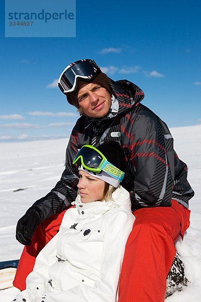 junges Paar on Skiurlaub  Schweden.