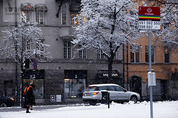 Frau in einer Winterlandschaft Straße  Schweden.