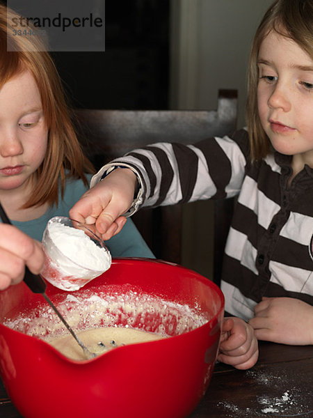 Zwei Mädchen Backen  Schweden.