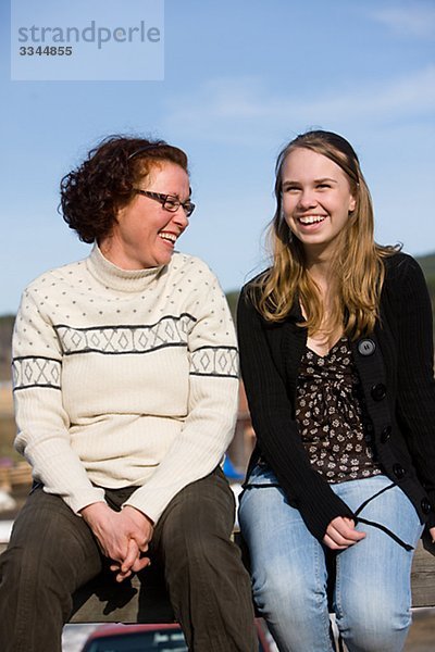 Portrait einer Frau und ein Teenagerin  Schweden.