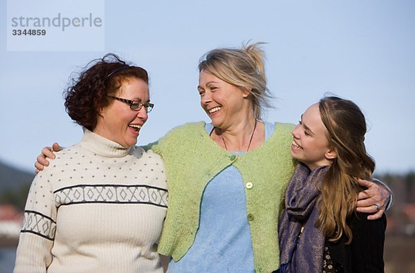 Portrait von Reifen Frauen und ein Teenagerin  Schweden.