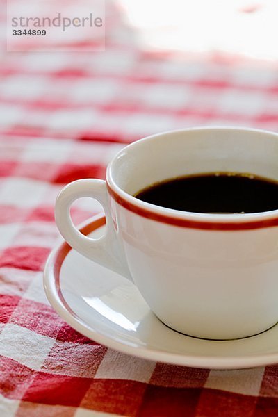 CoffeeCup auf einem roten und weißen Tischtuch  Schweden.