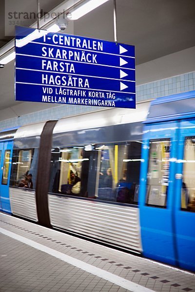 U-Bahn-Zug in Bewegung  Schweden.