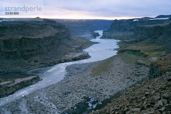 Fluss durch eine Landschaft  Island.