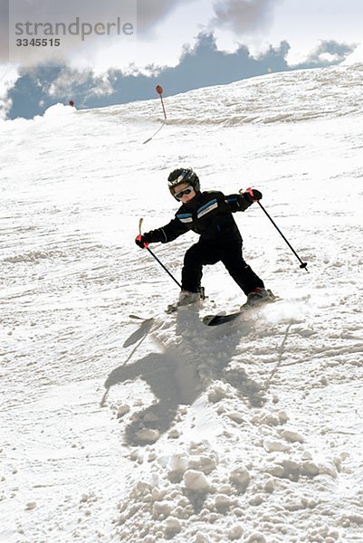 Ein Ski junge im Schnee  Italien.