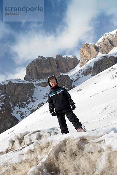 Porttrait eines jungen Skifahren im Schnee  Italien.