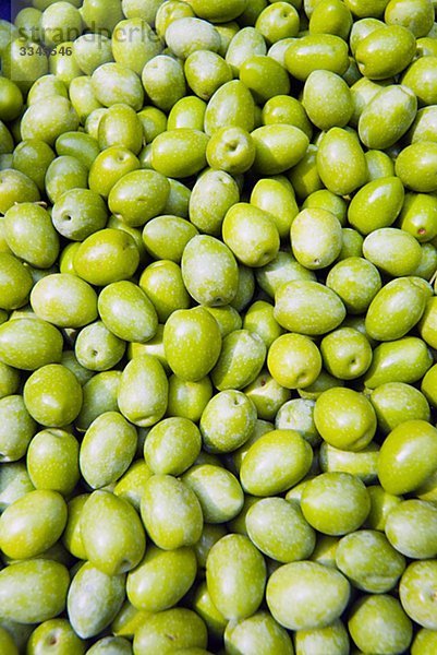 Grüne Oliven in einem Markt  Italien.